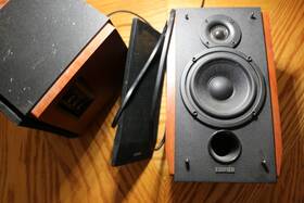 Rt1700bt Edifier In Walnut With Dust Covers And Cable But No Remote