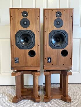 Shl5 Harbeth 40th Anniv. Speakers Walnut Pair With Hi-fi Rock Limited Stands